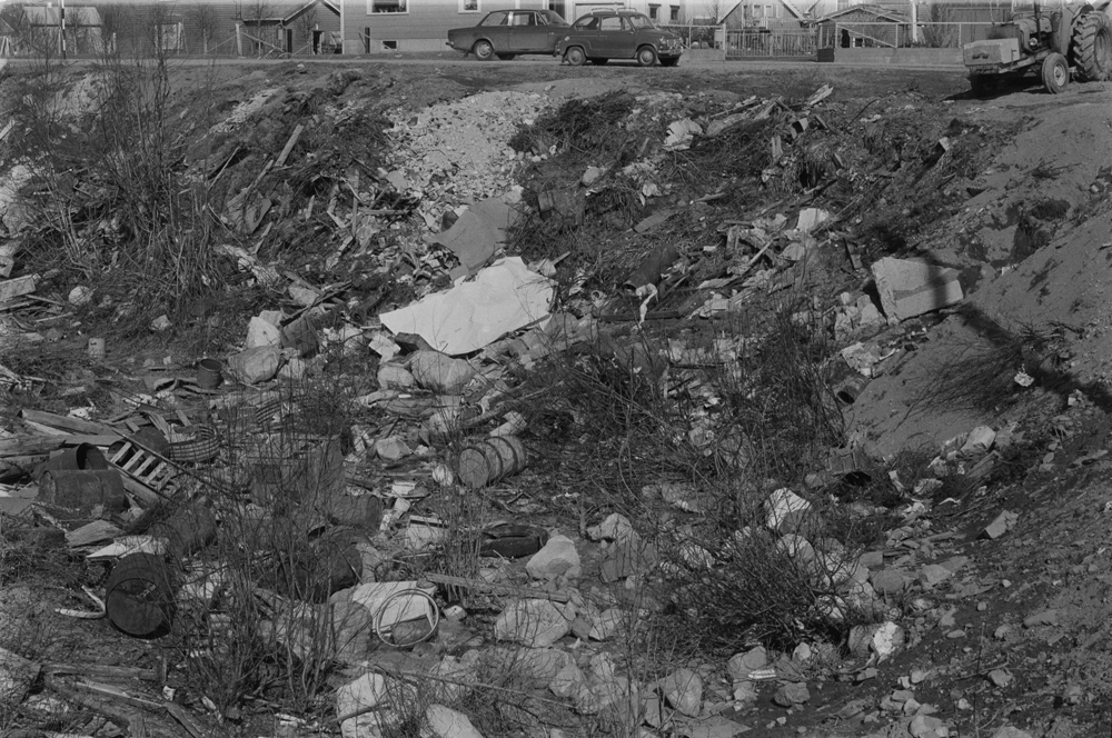 Søppelplass på Gildevangen, Olderskog. "Hølo"
Brennmovegen skimtes i bakgrunnen.