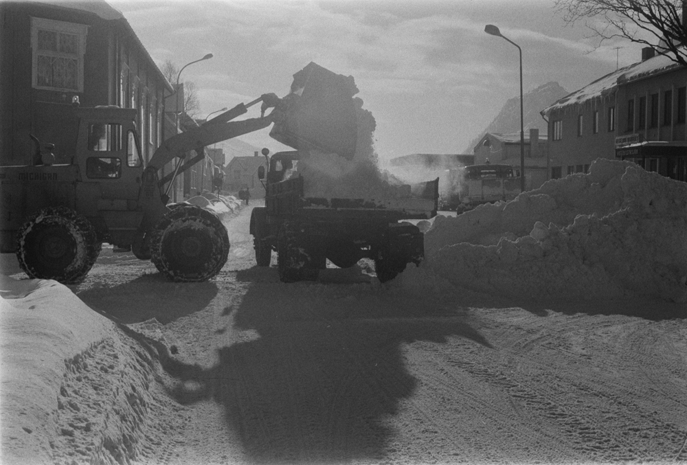 Snørydding i C.M.Havigsgt. Lastebil og frontlaster i krysset Havigsgt/Torolfsgt. På det ene bildet ser vi takras fra ungdomslokalet.