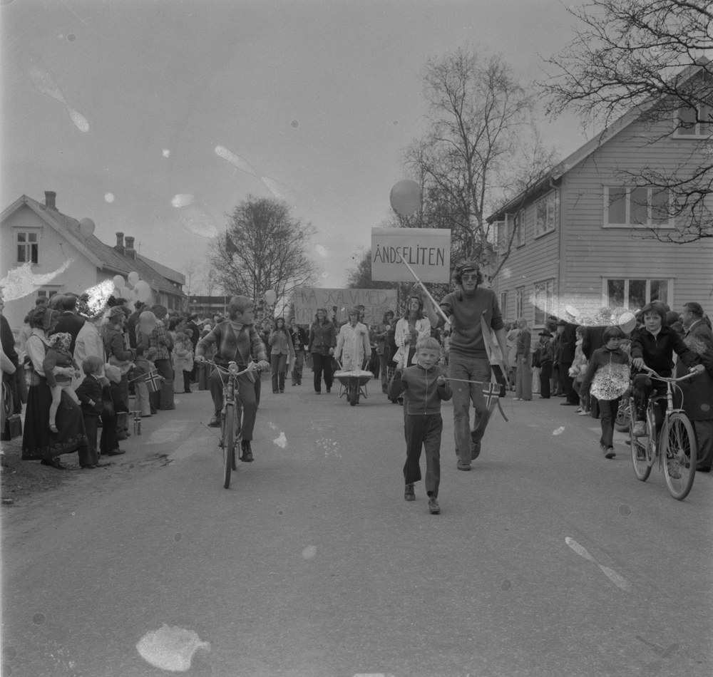 17-Maitog, Rødrussen med banner "Åndseliten"som går oppover Kirkgegata. Til høyre ser vi Kirkegata 36, på venstre side Kirkegata 22 og 24 som er revet.
