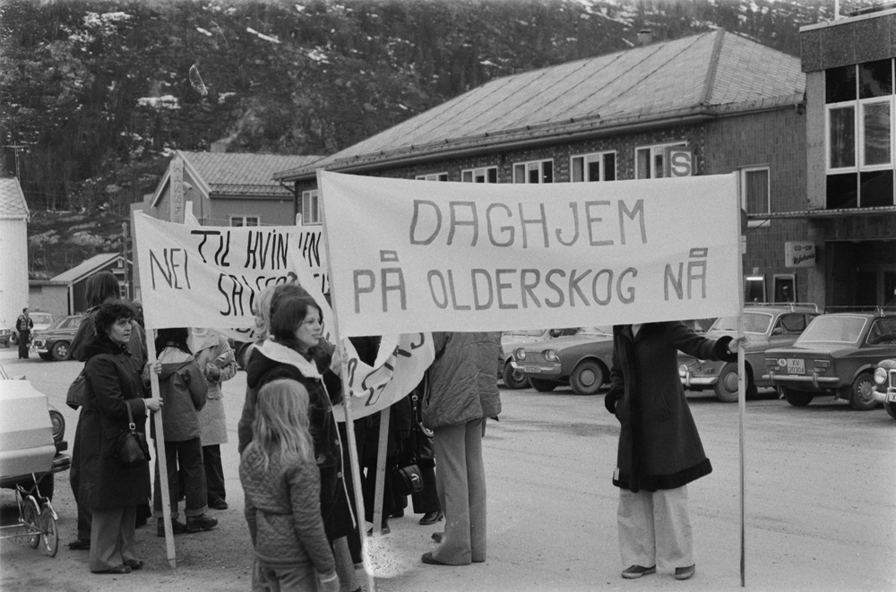 Kvinnedagen 8.Mars 1975. På torget, demonstrasjon. Samvirkelaget i bakgrunnen.