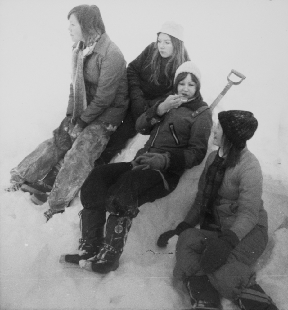 Elever som rydder snø av skoletak i Hattfjelldal.