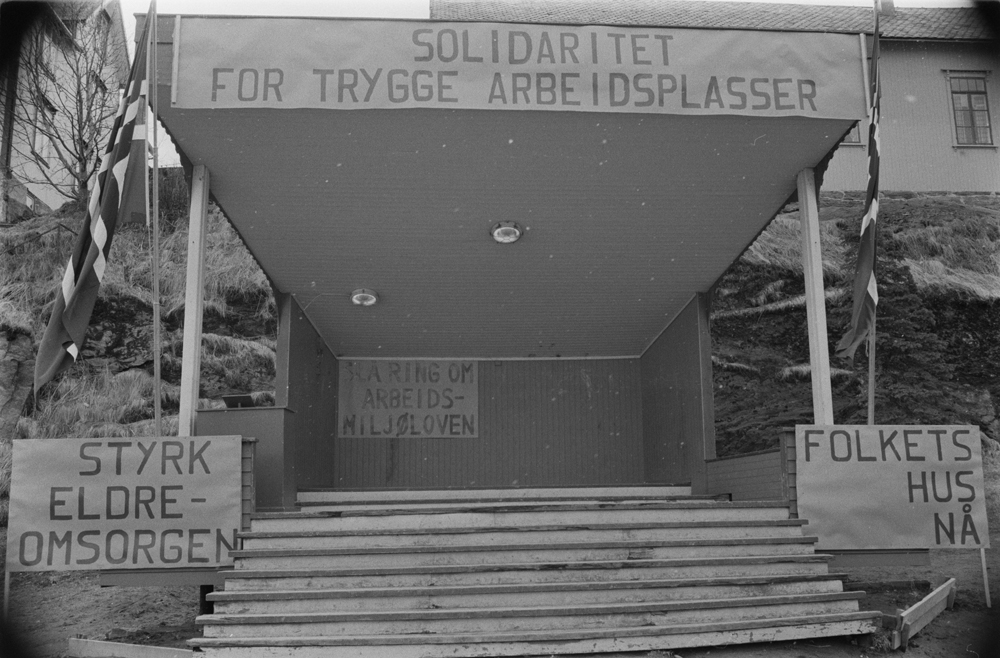 1.Mai-tog i Sandnessjøen. Paviljongen pyntet med bannere med slagord.