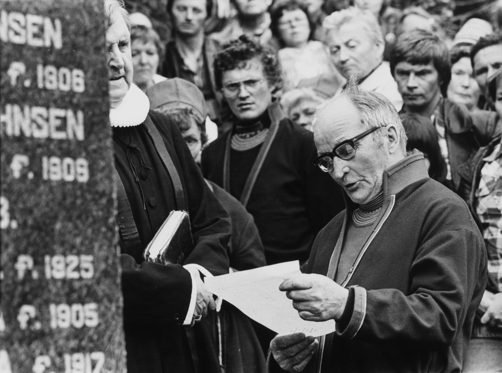 Minnehøytidelighet -30 år siden 16 stk. omkom på veg til samelandsmøte. Gustav Kappfjell holder tale.
