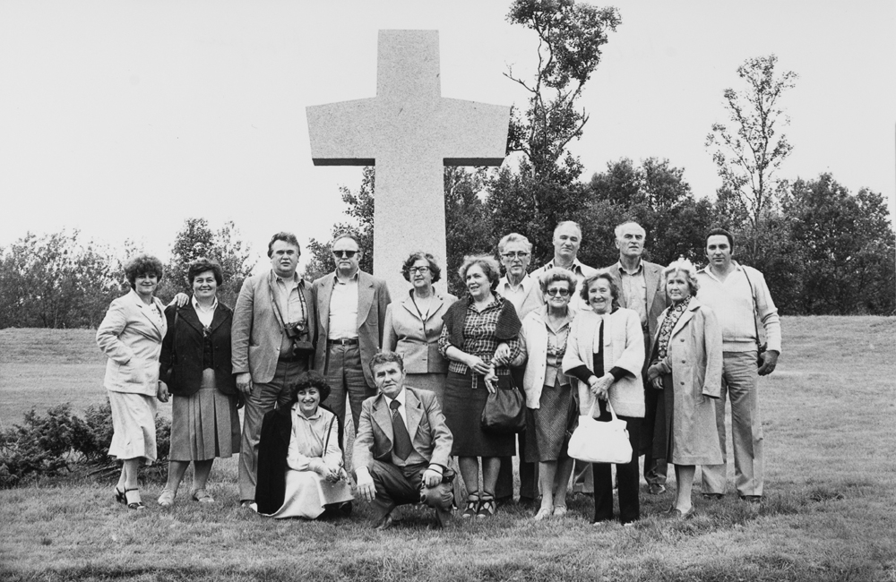 Jugoslaver m/familie?, som var fanger under krigen på besøk ved krigskirkegården på Tjøtta.