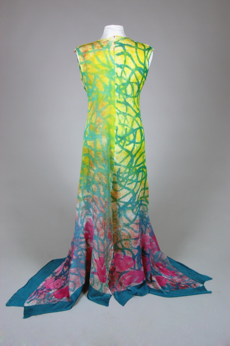 Lang kjole strikket av lin og viskose. Sebere mønstertrykket. Kjolen er inspirert av lamper fra Tiffany i New York.