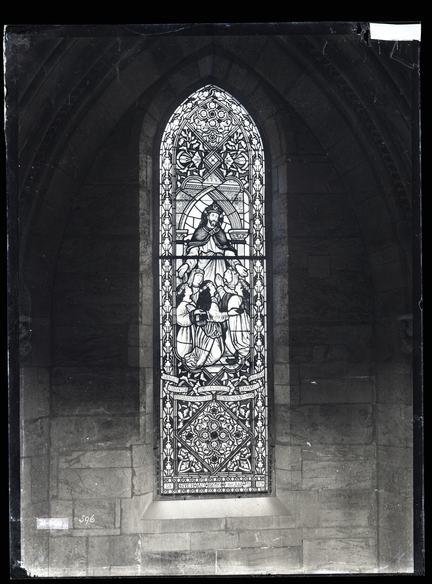 Kong Oscars gave. Glassmaleri med Kristus i nordre sideskip i koret i Nidarosdomen. Blyglassvinduene ble gitt i gave i 1889 etter kongens kroning i 1873. Vinduene er senere byttet ut.