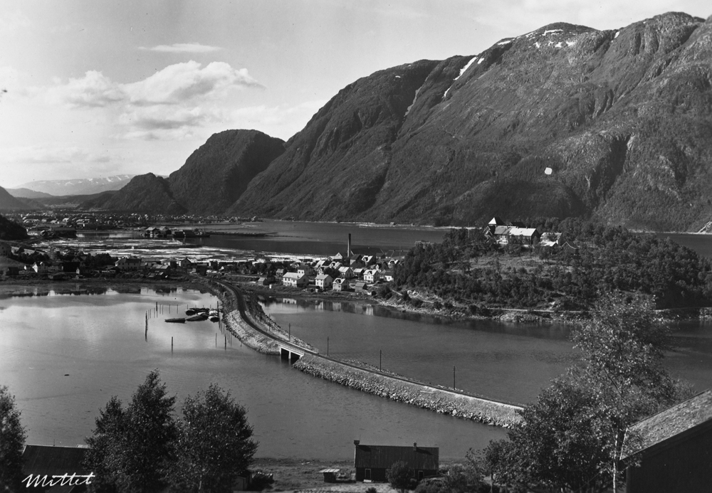 Oversikt over Halsøy og Mosjøen tatt fra Kulstadlia.