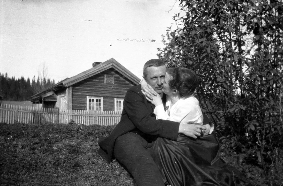 Kvinne kyser mann (negativ merket: Borghild og Bin,eller Rin).