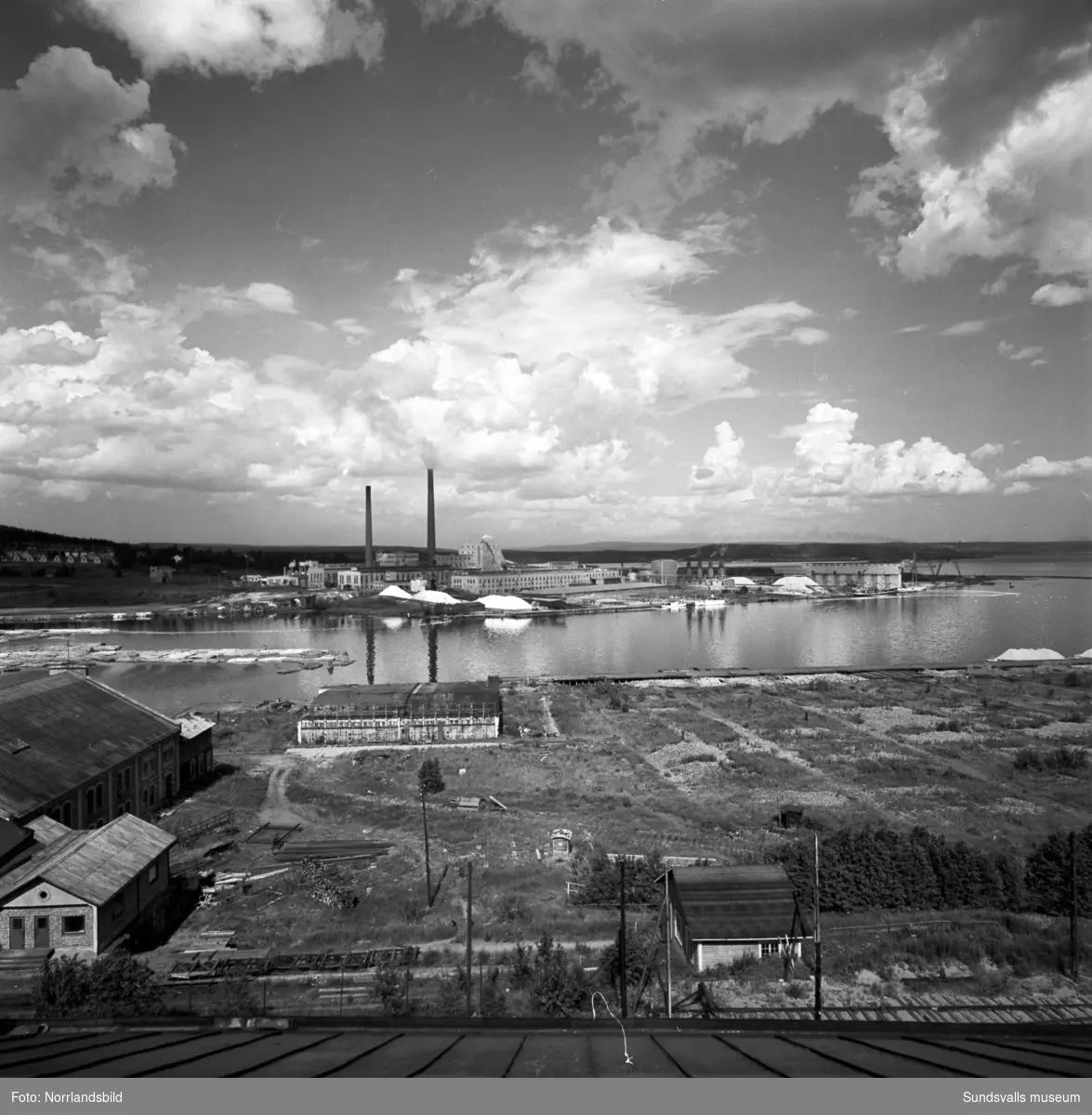 Östrandsfabriken fotograferad från Skönvik. Till vänster i bild syns de numera rivna tjänstemannabostäderna på Näsberget.
