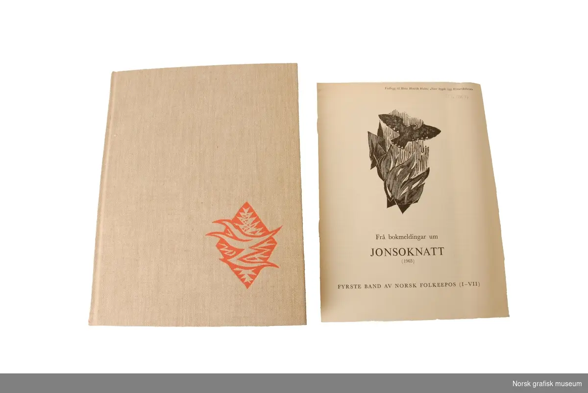 Boken Jonsoknatt, første bind i Norsk Folkeepos, av Hans Henrik Holm. Denne utgaven har tresnitt av Hans Gerhard Sørensen.