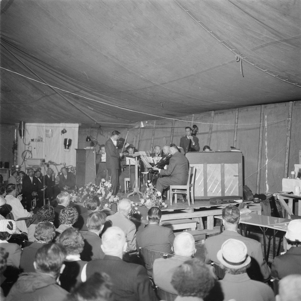 Meieri-jubileum 1960. Musikere inne i stort telt.