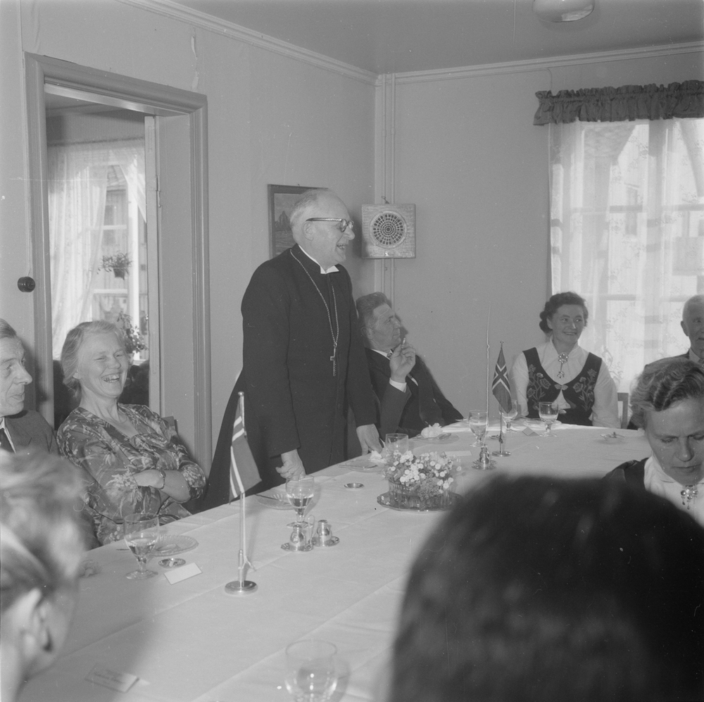 Hattfjelldal prestegjeld 100 år.
Biskopen holder tale under middagen i spisesalen.