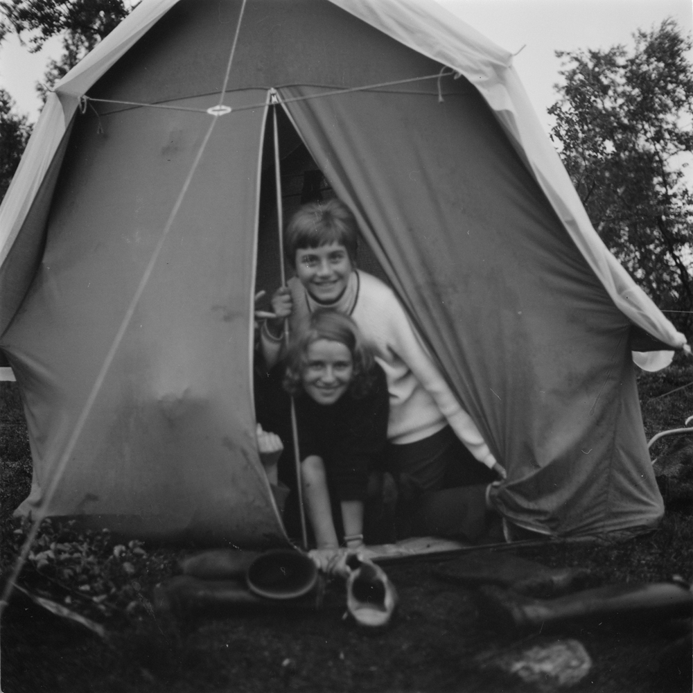 Elever på Børgefjellskolen. To jenter i teltåpning.