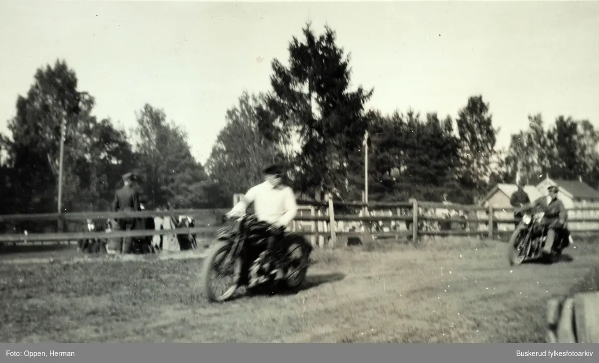 Motorsykkel race  på Benterud stadion i Hønefoss. 1924
Hermann Oppen til venstre, S. Granheim t.h.