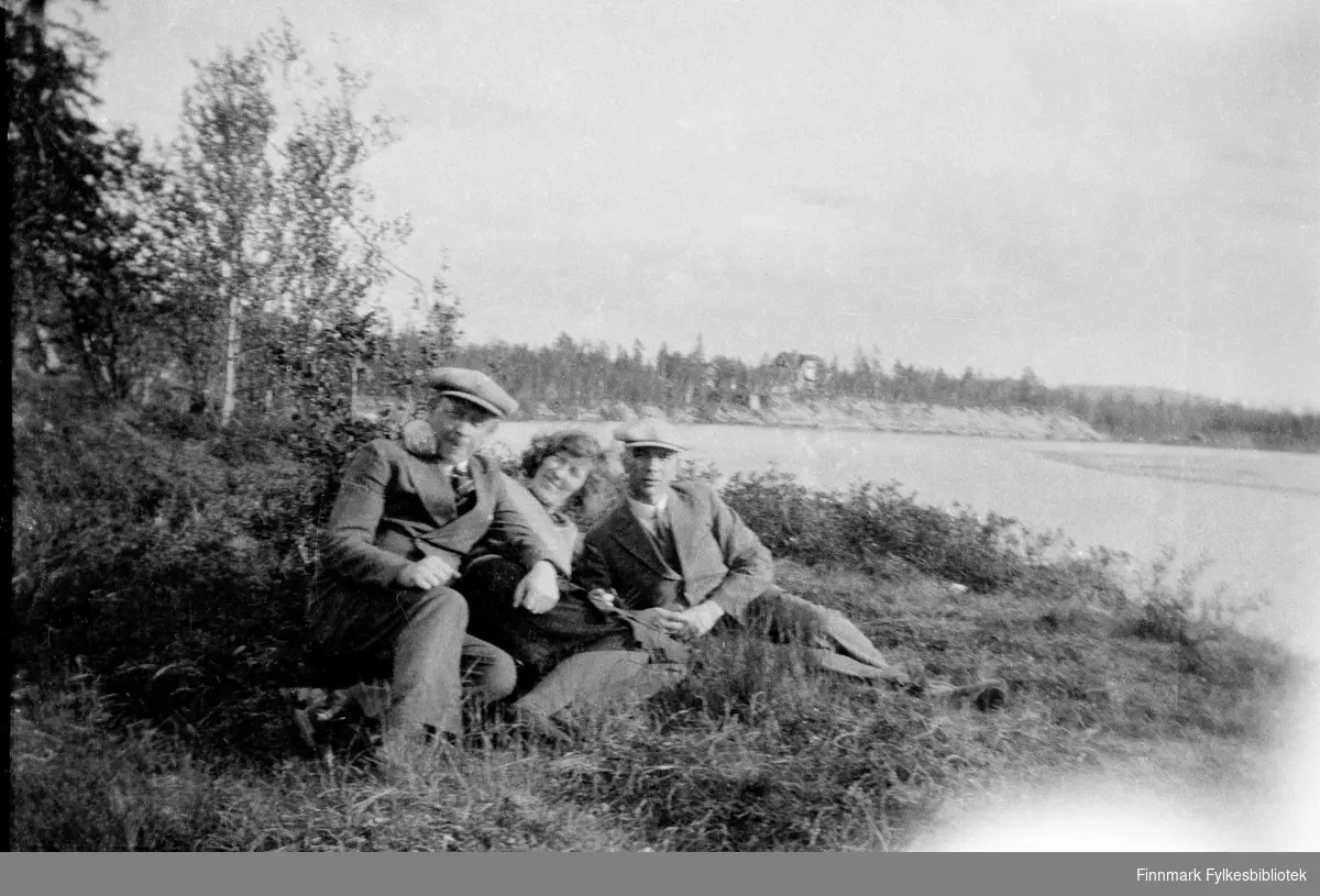 Ekteparet Oskar og Aslaug Alseen og lærer Jørgen Skodje på tur ved Tanaelva ca. 1930.