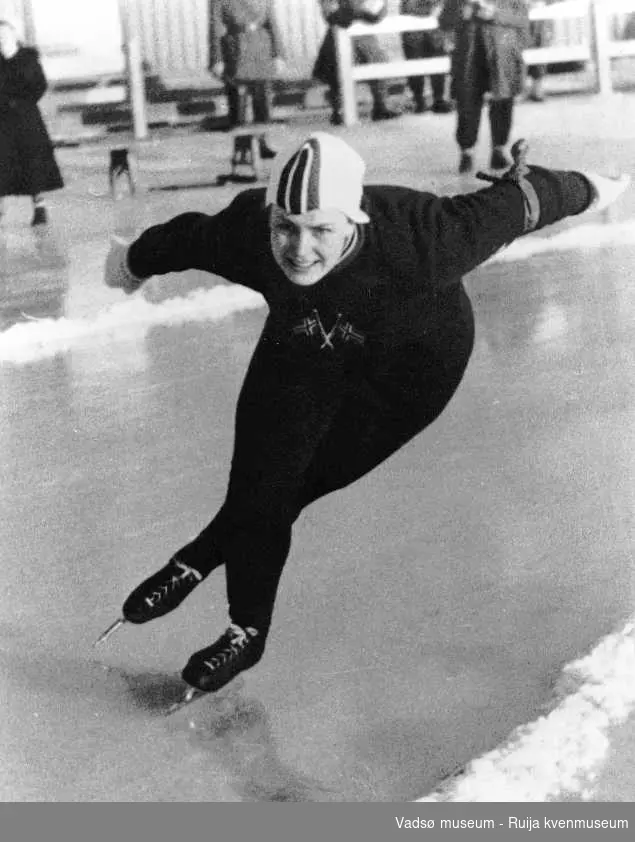 Sonja Ackermann Olsen løper på lengdeløpsskøyter i VM i Østersund 1954.