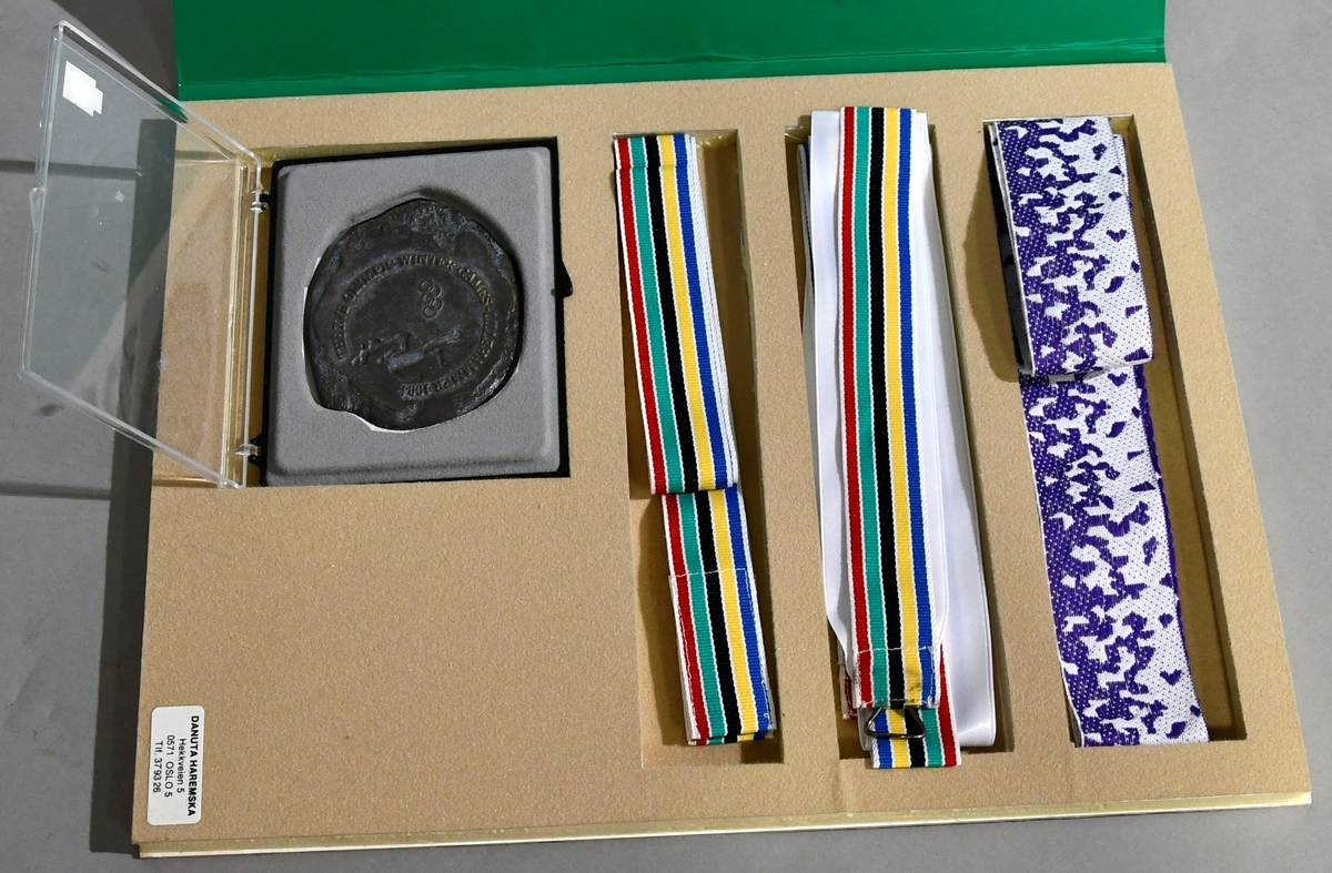 To sett med prøver eller utkast til medaljer med bånd til OL på Lillehammer 1994.