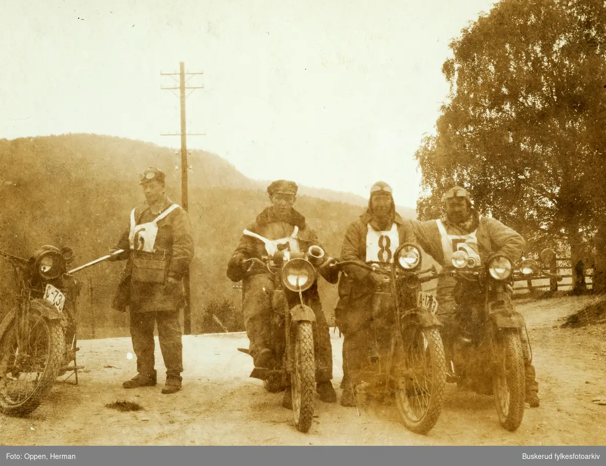 På tur til Stavanger løpet i 1922. Rast ved Notodden. 
R. Kiserud, K. Espedal, J. Haug og Oppen