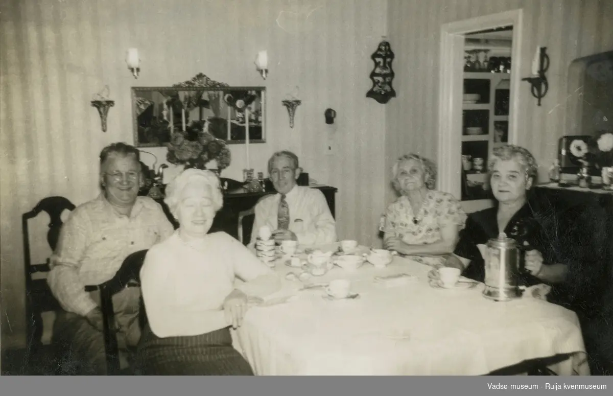Middagsselskap i familien Niska Skallelv/USA.Fra venstre Sallie og Alfie, ukjent, Emma og antatt Alfa.