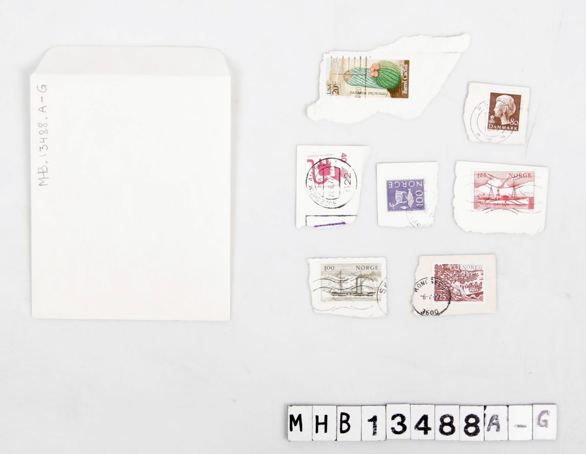 7 stemplede frimerker på deler av postkort/konvolutt.