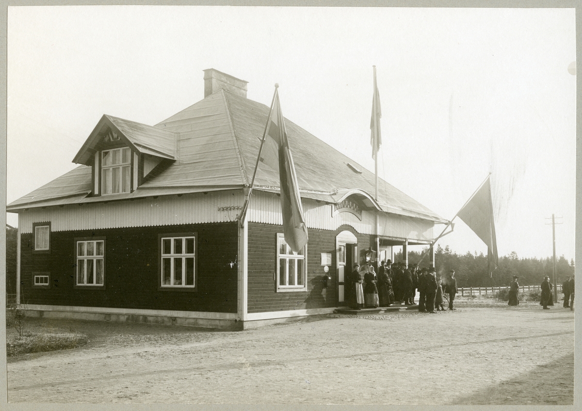 Hed sn, Nyhammar.
Stationshuset med väntande personer utanför. C:a 1900-1915.
