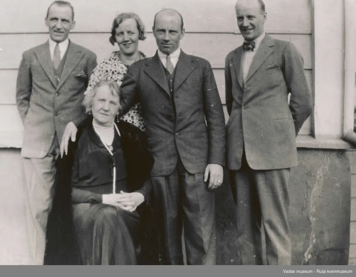 Familiebilde. Kitta Esbensen med sine barn, Rasmus, Lisbeth Aage og Carl utenfor Esbensengården i 1933.