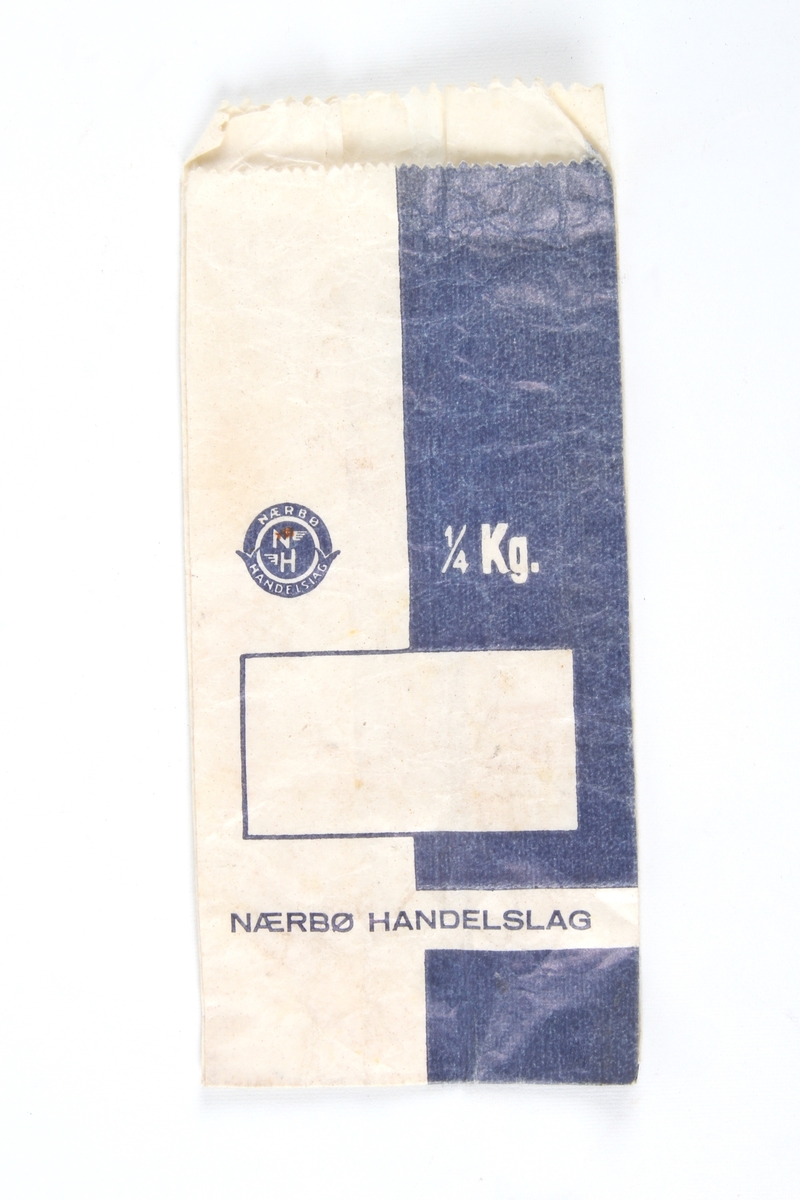 Liten pose av papir fra Nærbø Handelslag som rommer 1/4 kg.