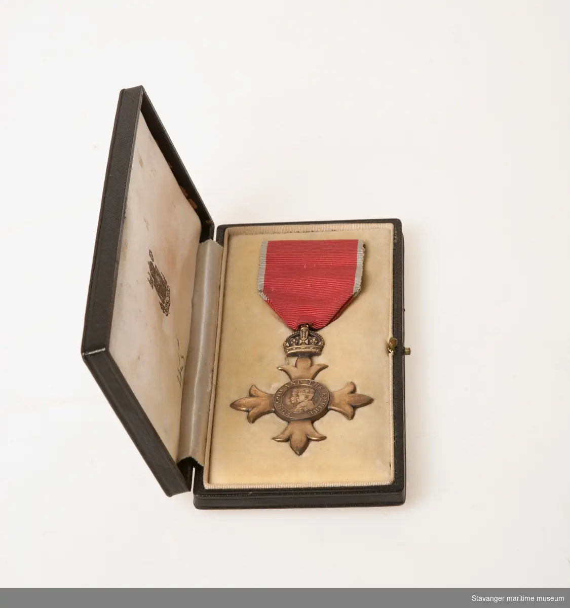 The Most Excellent Order of the British Empire, OBE medalje, i et etui sammen med et brev fra 1942 og en bruksanvisning på hvordan en skal bruke medaljen.