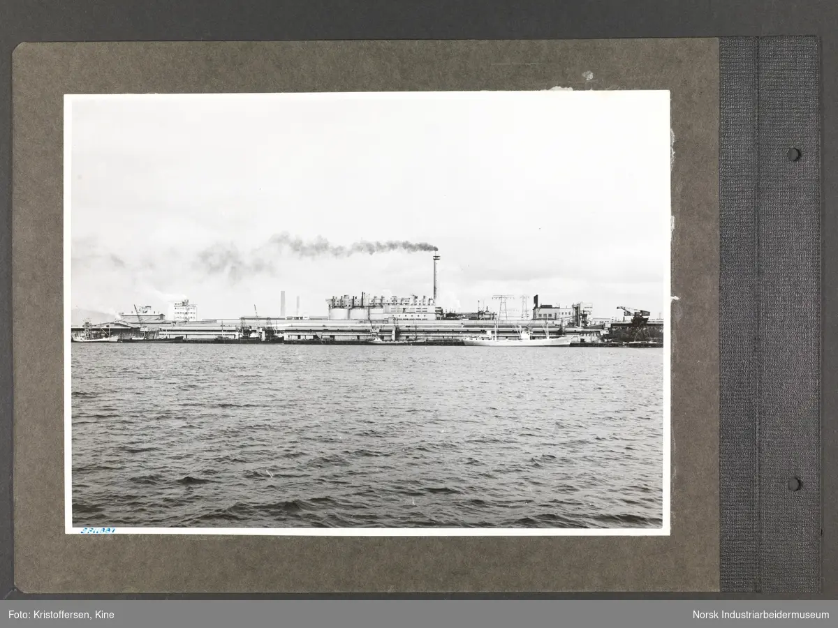 Fotoalbum med 44 sider, 44 innlimte fotografier og en pålimt konvolut på bakerste side med 37 løse fotografier fra Norsk Hydro på Herøya.