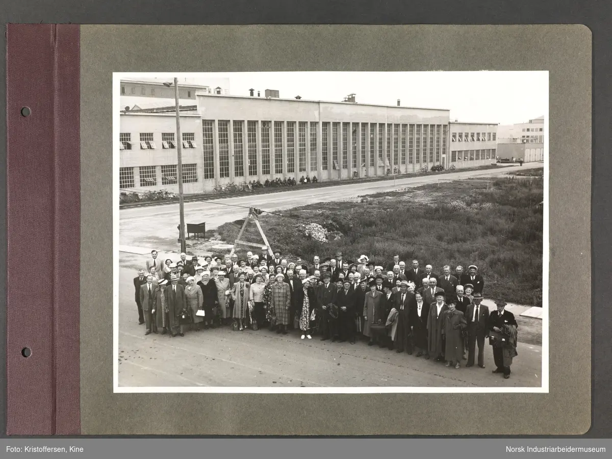 Fotoalbum med 48 sider og 56 innlimte fotografier fra Norsk Hydro på Herøya.