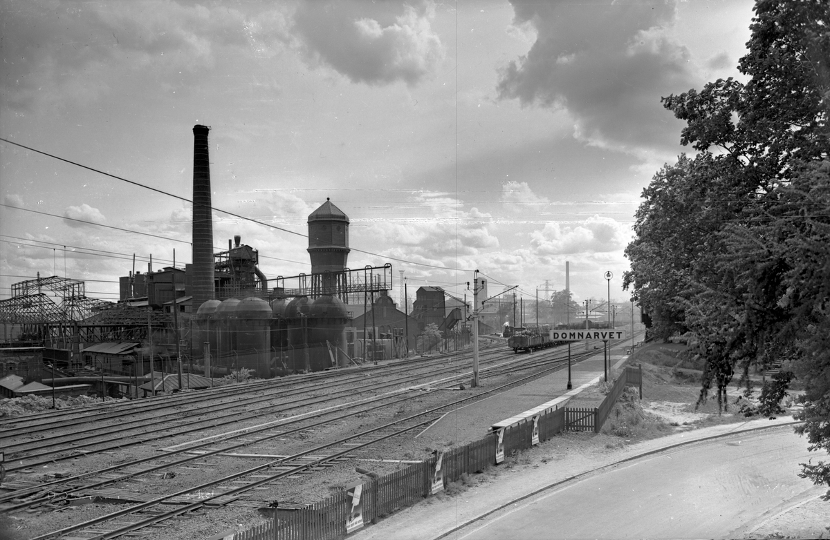 Bangården vid Domnarvet station. Järnverket i bakgrunden ...