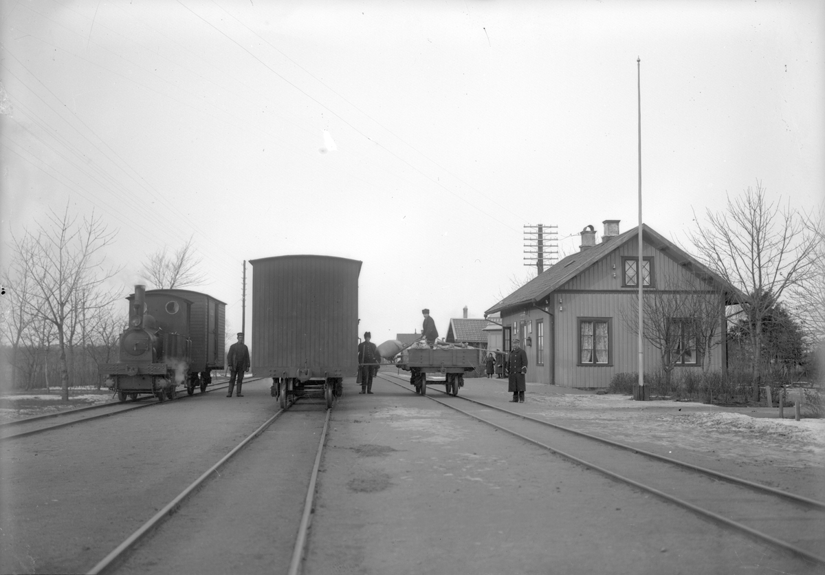 Lok "Hålltorp 1"
Stationen anlades 1874. Stationshuset (nu tvåvånings putsat) påbyggdes en våning 1920 och expeditionslokalen moderniserades 1940