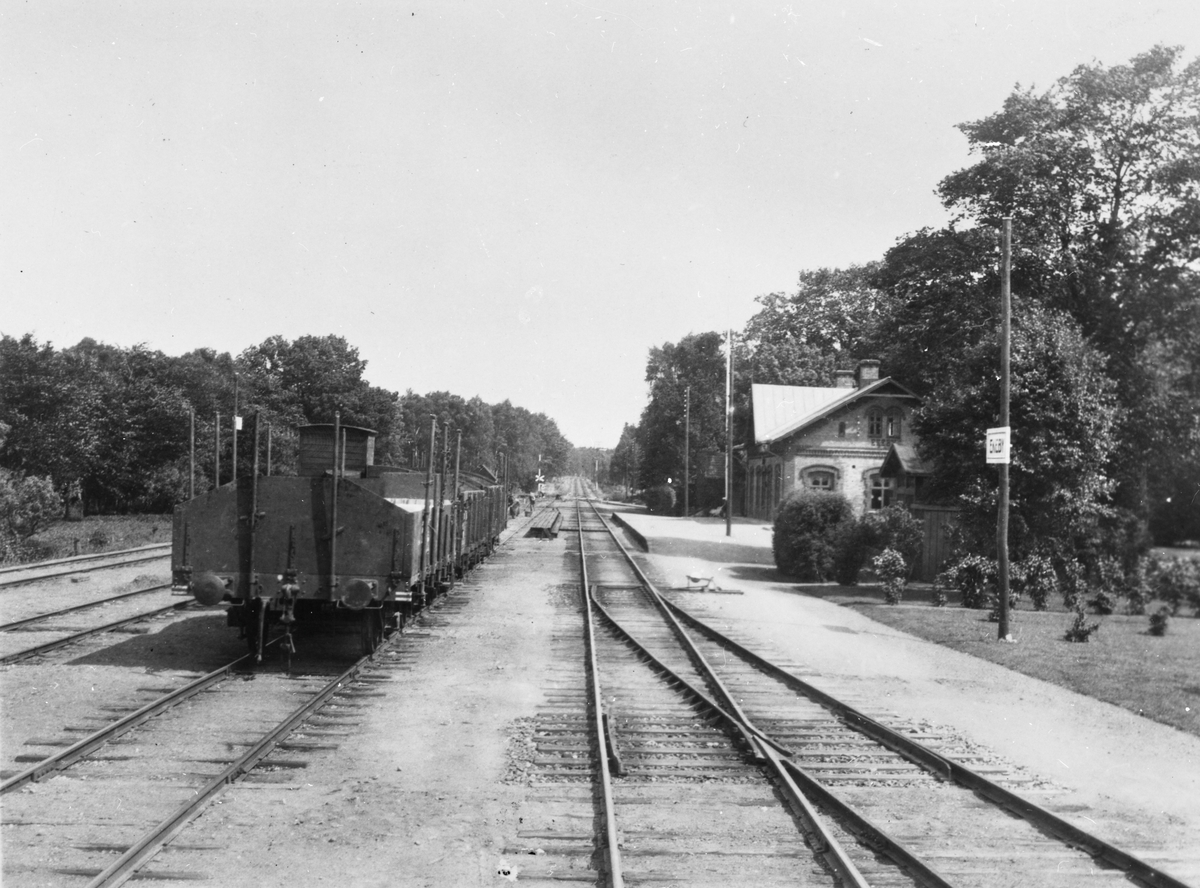 Järnvägsstationen i Ekeby anlagd 1875 av Landskrona - Engelholms Järnväg.
Bromshytt.