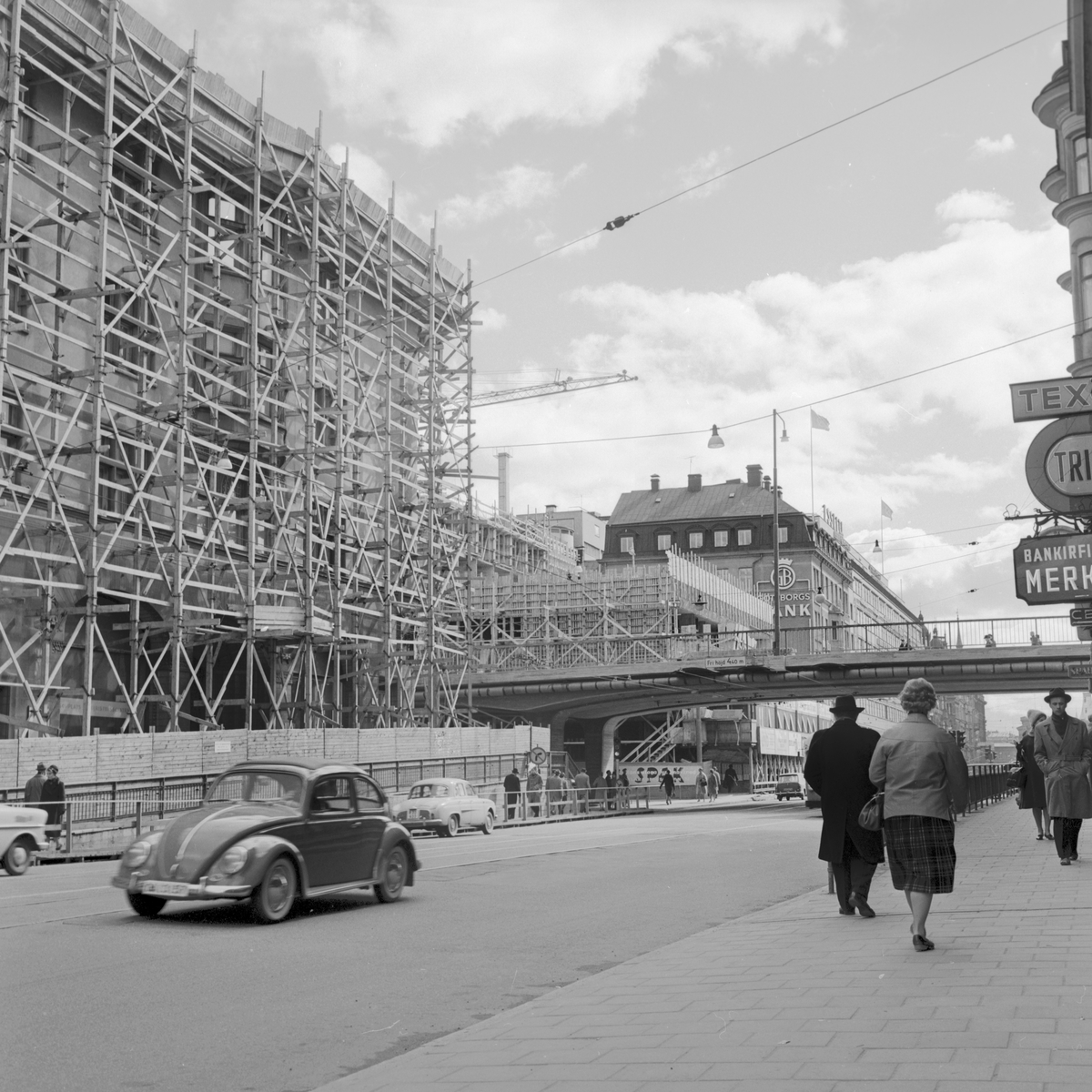 Rivning av SWB-huset, 1961.
SWB-huset var en kontors- och bostadsbyggnad som tillhörde Stockholm–Västerås–Bergslagens Järnvägar och var beläget vid Vasagatan 24, Stockholm.