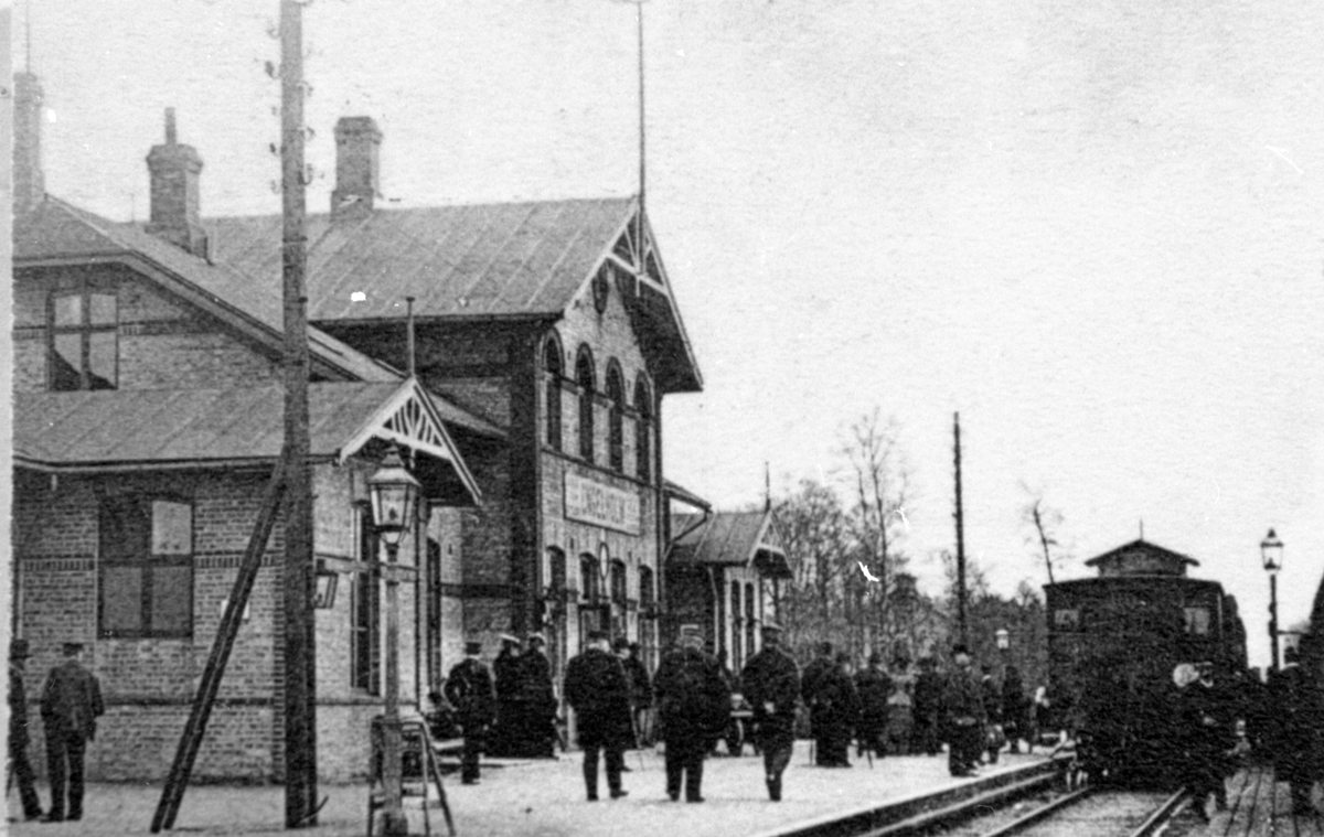 Stationen öppnades 1885. Stationshuset och bangården har tillbyggts, ändrats och utvidgats under årens lopp.