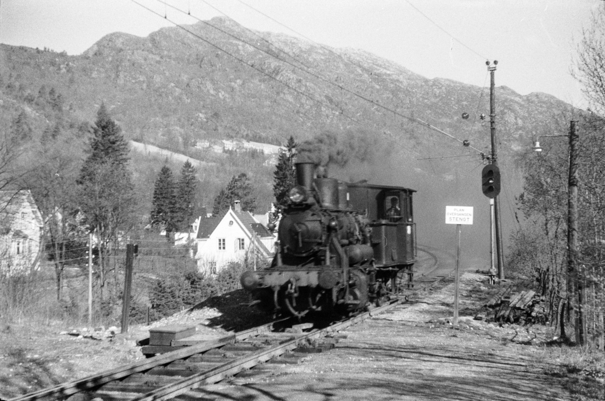 Damplokomotiv type 25d nr. 422 som løslok ved Fjøsanger stasjon.