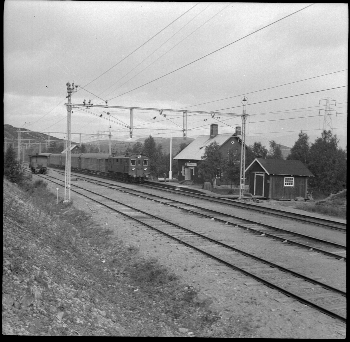 Södergående persontåg 21 med lok SJ Dk 444 och SJ Fo4 resgodsvagn vid Stenbacken station.