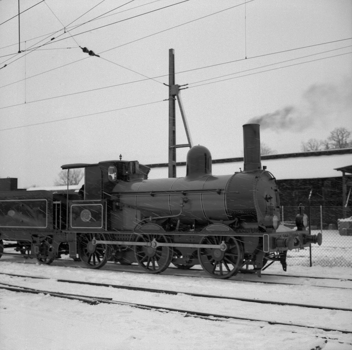 Statens Järnvägar 1856-1956. 100-årsjubileum.Tåg med gamla lok och vagnar vid Tomteboda. Bergslagernas Järnvägar BJ K 27.