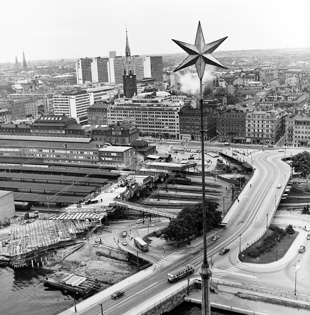 Stockholm Central, utfart mot söder, över Tegelbacken mot Norra Järnvägsbron och Riddarholmen. Fotot taget fån Stadshusets torn.