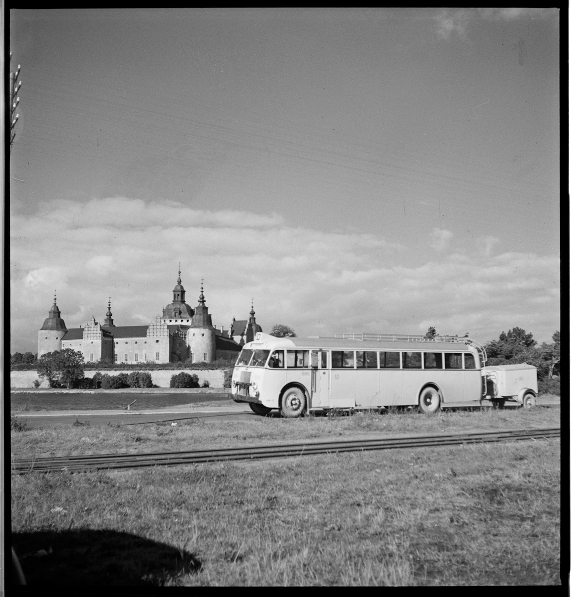 Statens Järnvägar, SJ:s  buss med släp i Kalmar, Kalmar slott i bakgrunden.