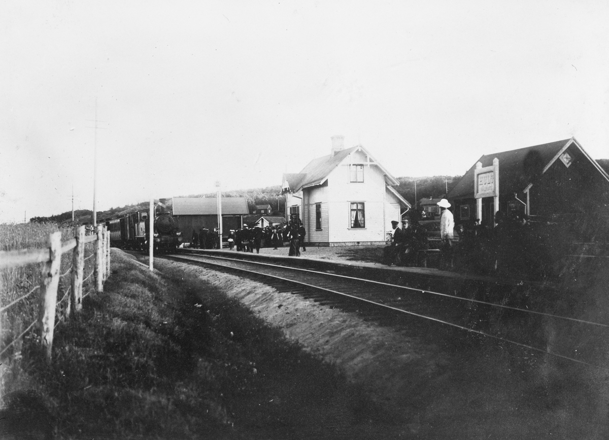 Hult hållplats, bytte 1906 namn till Askim.