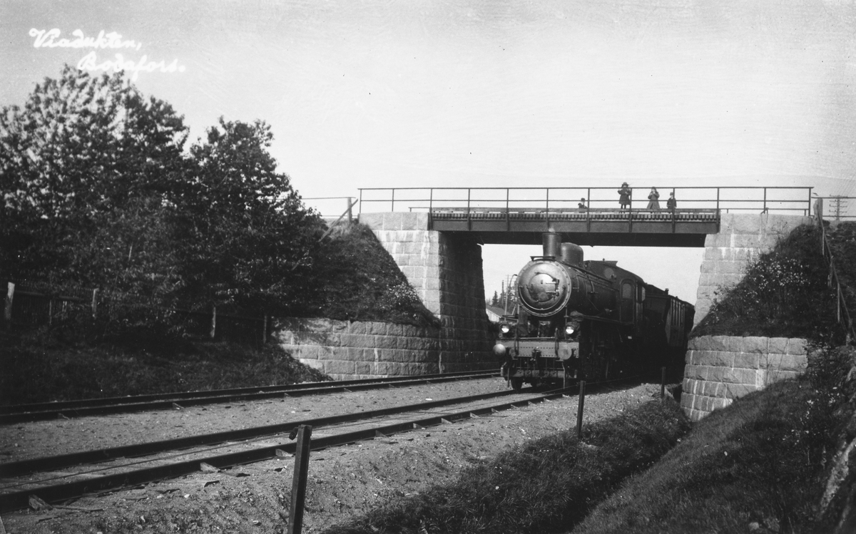 Statens Järnvägar, SJ A-lok med tåg under viadukten i Bodafors.