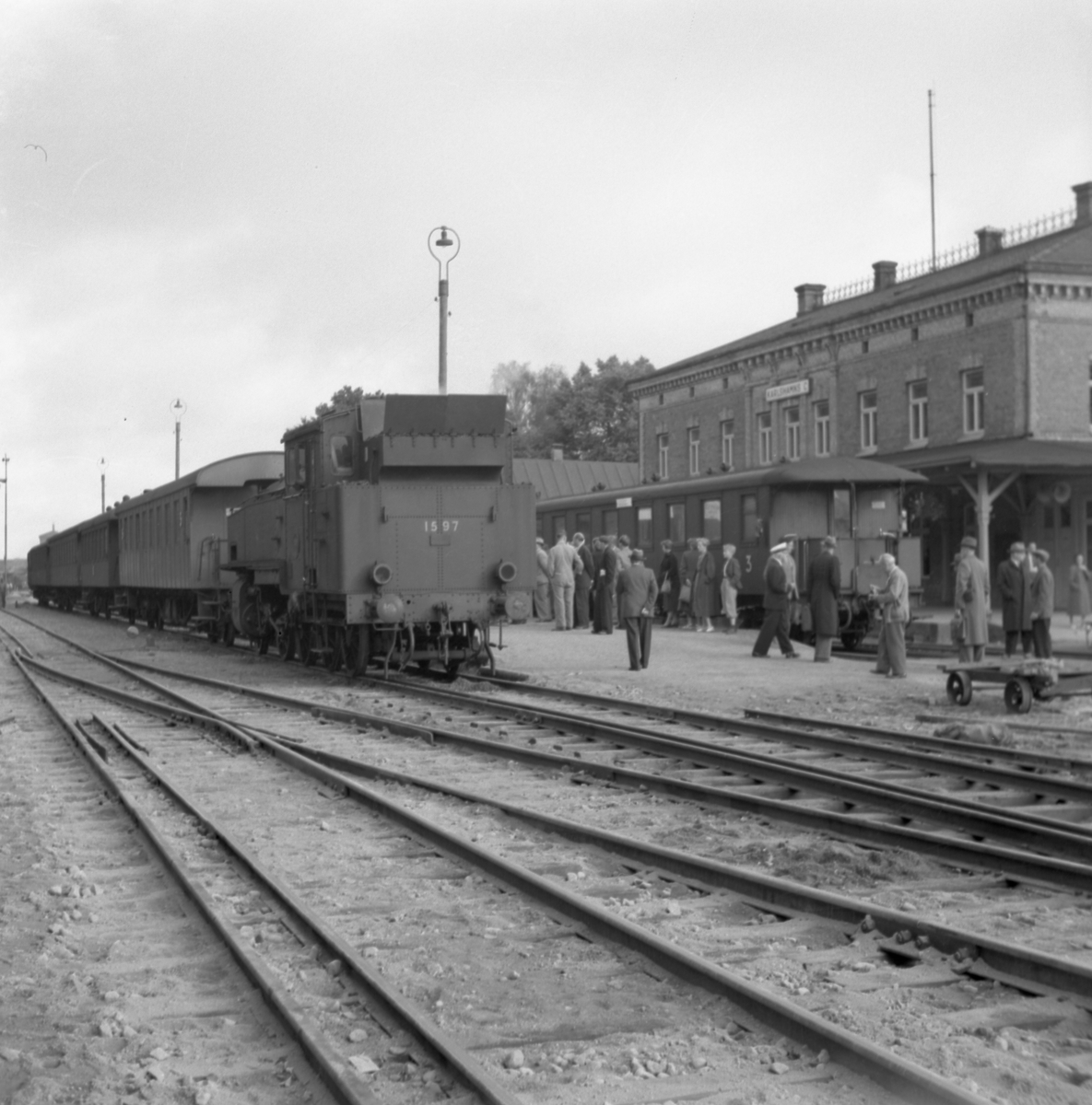 Statens Järnvägar, SJ N3 1597 med persontåg. Spåren under ombyggnad från smalspår till normalspår.