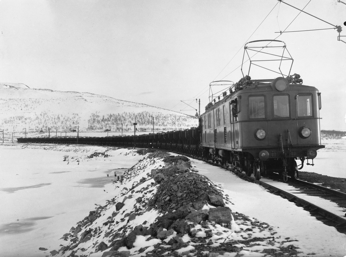 Statens Järnvägar, SJ Ob 36/37 med malmtåg på sjöspåret vid Kiruna.