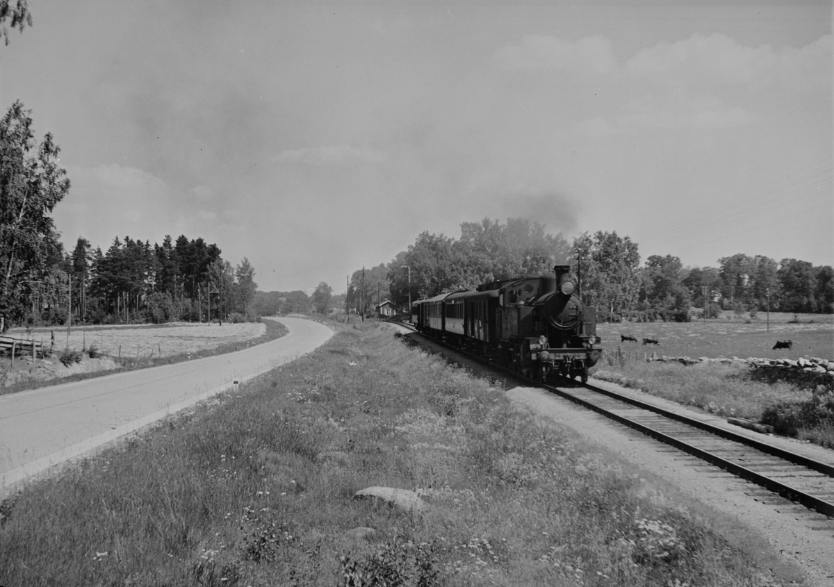 Tfv Grängesberg - Oxelösunds Järnväg, TGOJ lok 54 med persontåg vid utfarten från Valskog på väg mot Arboga.