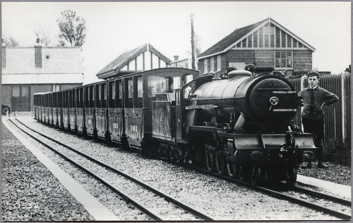 Ett av loken med persontåg på Romney, Hythe and Dymchurch Railway.