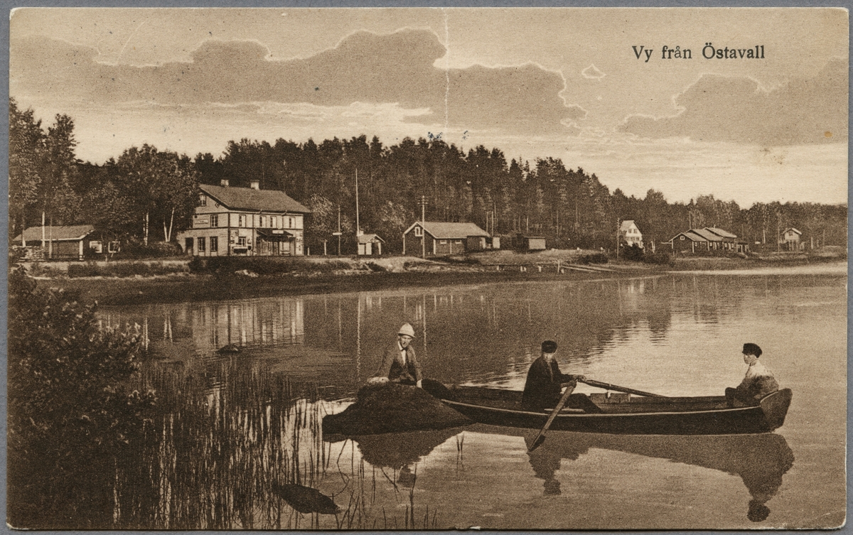 Vy över Östavall med stationshuset bortom sjön.