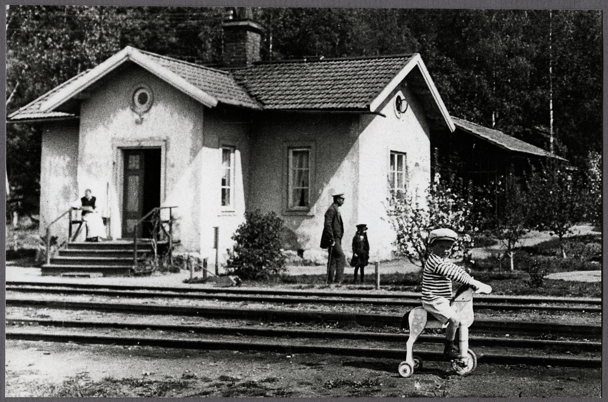Familjen Häggström utanför sitt hem vid järnvägen.