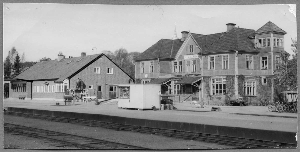 Vimmerby station, med nya stationhuset till vänster under byggnation samt det gamla stationshuset till höger.