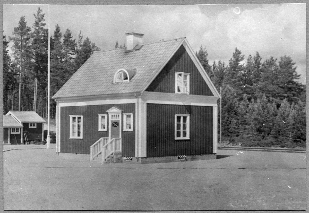 Hållsplatsstugan i Djurstorp längs Vimmerby - Ydre Järnväg.
Banan öppnades för allmän trafik den 11 oktober 1924. Invigningen var den 10 oktober.